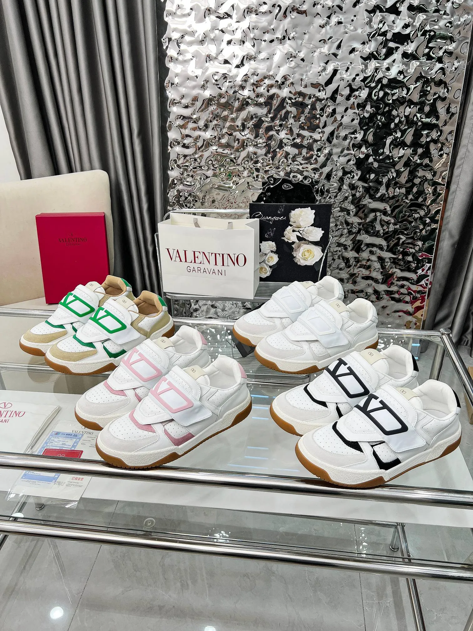 [Valentino] P: 680💰 Couple style, size: women 35-40▪️men 39-44 (customized at 45.46) Valentino 𝑶𝒏𝒆𝑺𝒕𝒖𝒅 Couple sports bread shoe series Valentino 2025 new couple sports shoes are on sale. The original ZP purchase and disassembly. Repeated pattern making and modification. 1:1 restoration! Top luxury masterpiece Velcro design Soft and comfortable imported calfskin brings excellent and elegant texture and excellent foot comfort Top purchasing version upper: imported calfskin surface/original oil edge craftsmanship Lining: water-dyed sheepskin lining Outsole: original development 𝐓𝐏𝐔 two-color combination outsole Packaging: original configuration complete package